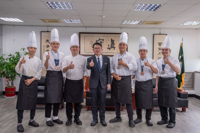 嘉藥校長張翊峰十分肯定餐旅系西餐廚藝隊的優異表現