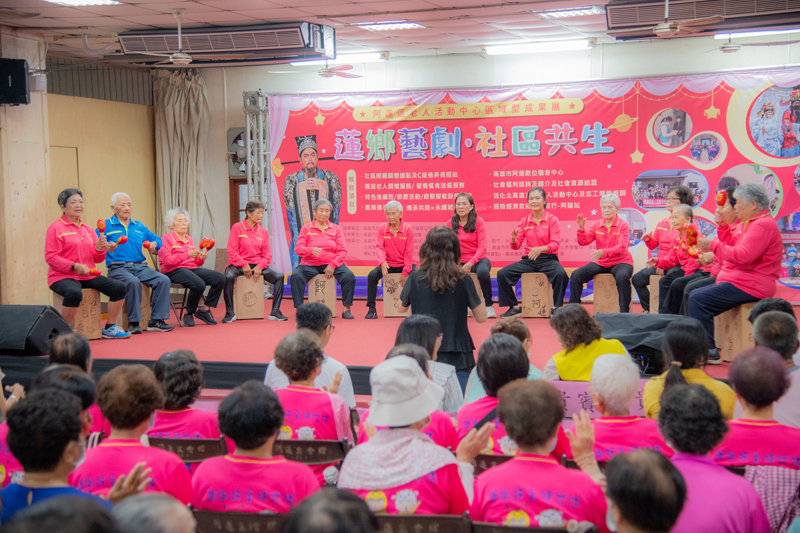 嘉藥高福系師生所指導的「銀髮樂團」首次登台演出獲得滿堂喝采