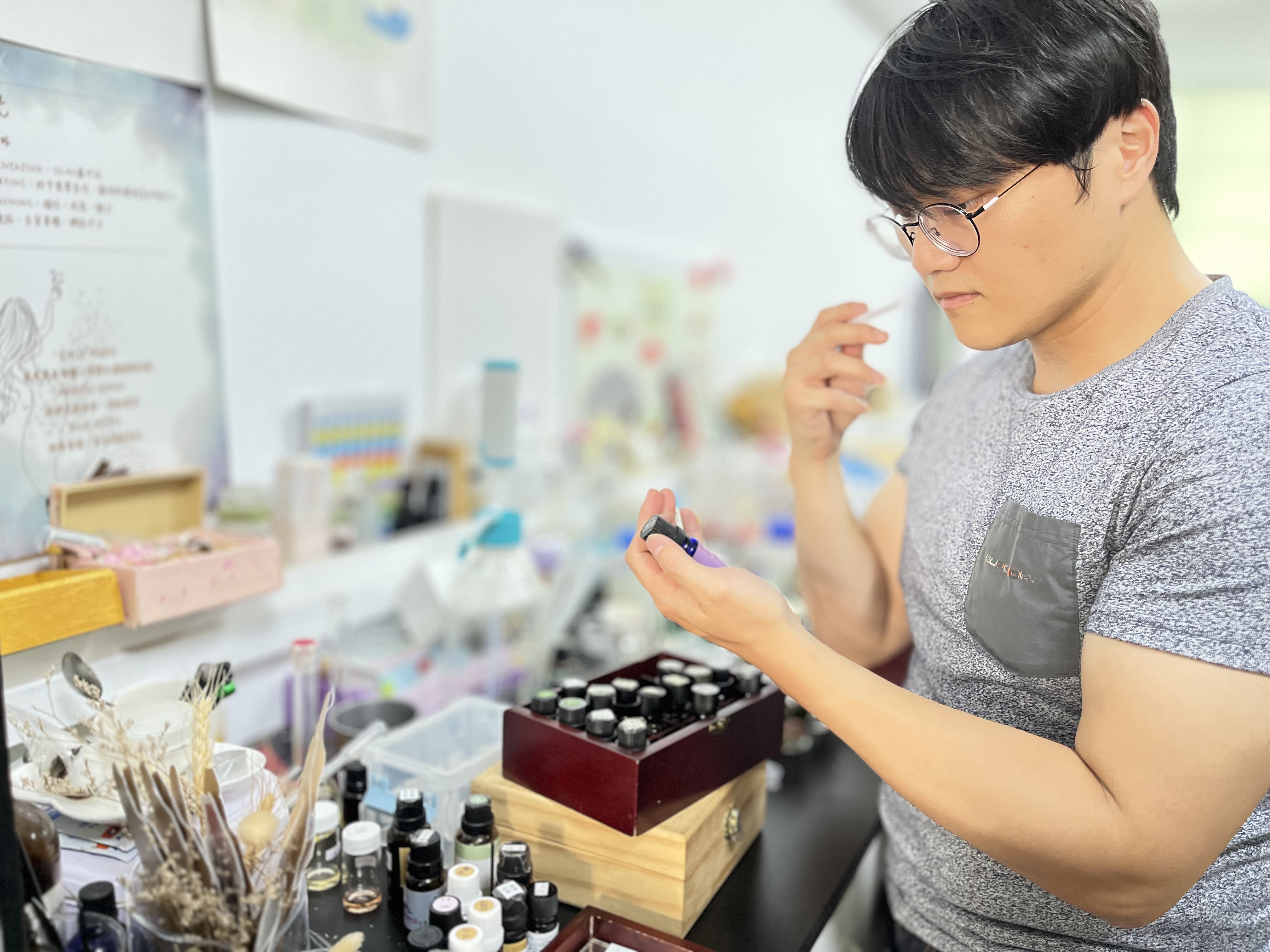 陳晁嘉憑藉著對精油的熱情與敏銳的嗅覺，考取NAHA國際芳療高階證照
