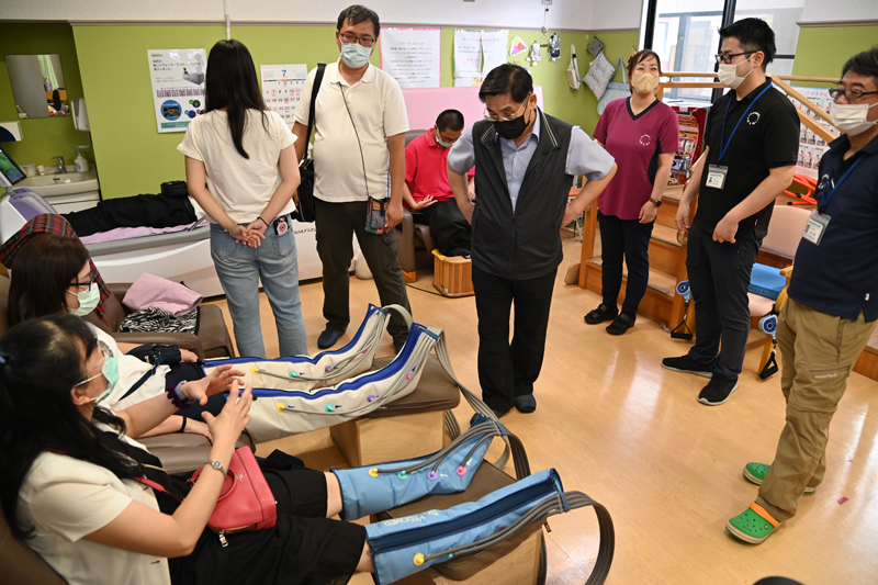 嘉藥USR團隊 體驗WECARE重信長照機構的復健設備