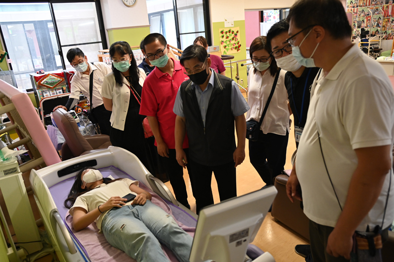 嘉藥USR團隊體驗WECARE重信長照機構的復健設備