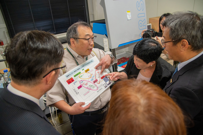 佐藤教授向嘉藥參訪團隊介紹IRIS視覺感測器分析水果狀態
