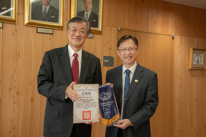 嘉藥主任秘書陳品晟(右)代表校方致贈禮品感謝北海道網走市市長水谷洋一接待