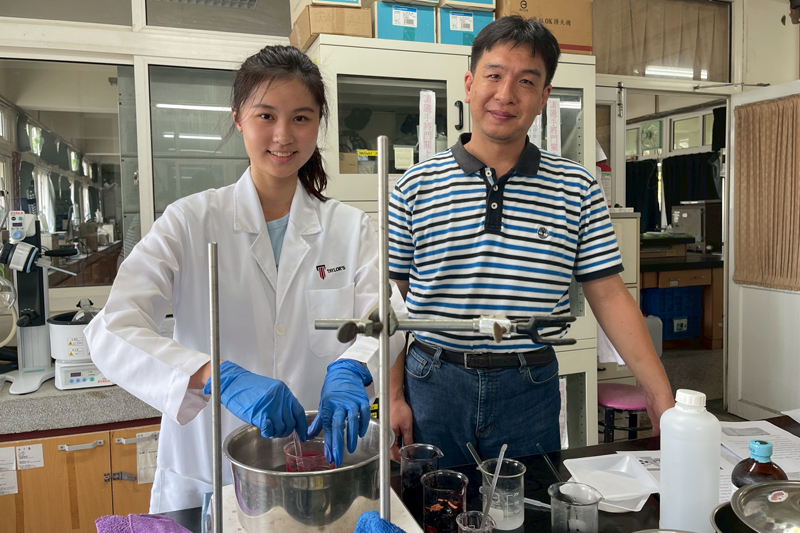 孻自馬來西亞的蔡佩軒在嘉藥助理教授梁峰賓實驗室，親手製作紫雲膏、紫雲凝膠和防蚊凝膠