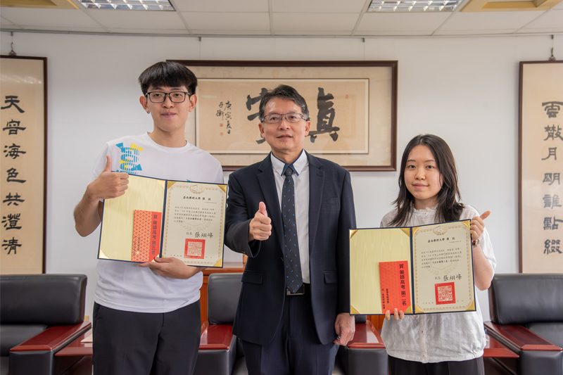 嘉藥校長張翊峰獎勵在國考一階拿下榜眼的柯榆柔(右)與第五名的林冠廷