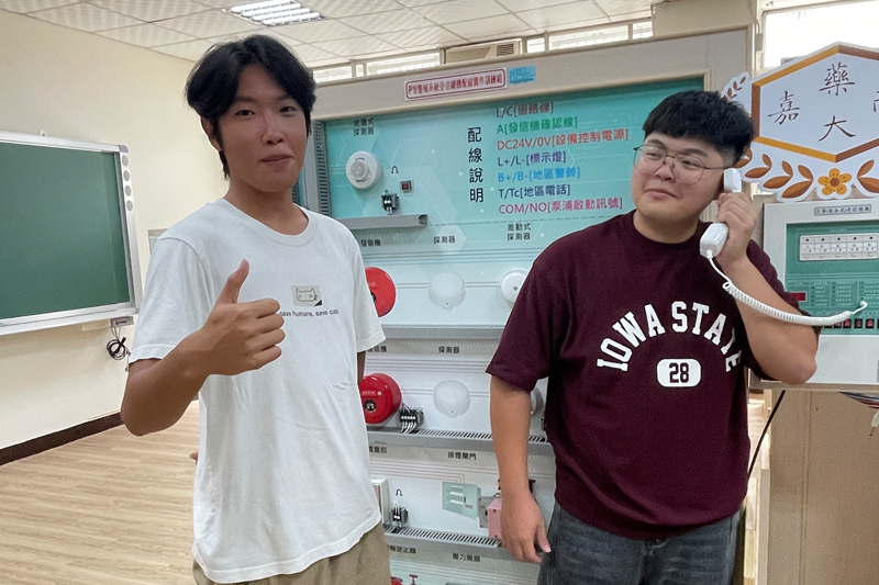 破紀錄考取「消防設備士」的黃奕銘(左)感謝學長陳漢廷(右)的伴讀