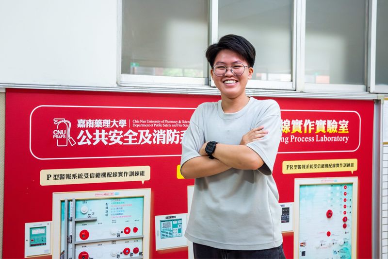 嘉藥陳昭諼感謝蘇銘宏老師的鼓勵，讓她順利通過「消防警察人員四等特考」