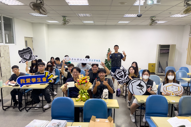 學生會驚喜造訪學務長董志明的課堂獻上祝福