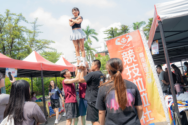 同學可現場體驗啦啦隊拋接動作
