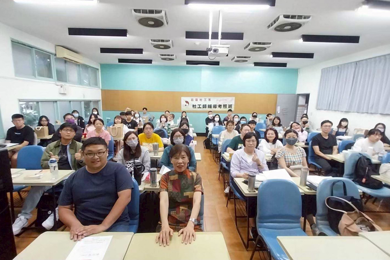 嘉藥社工系輔導考照班幫助同學順利取得社工師資格