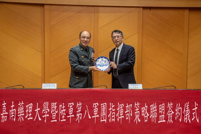 陸軍第八軍團指揮官廖建興中將(左)代表贈送「戍守南疆」紀念品