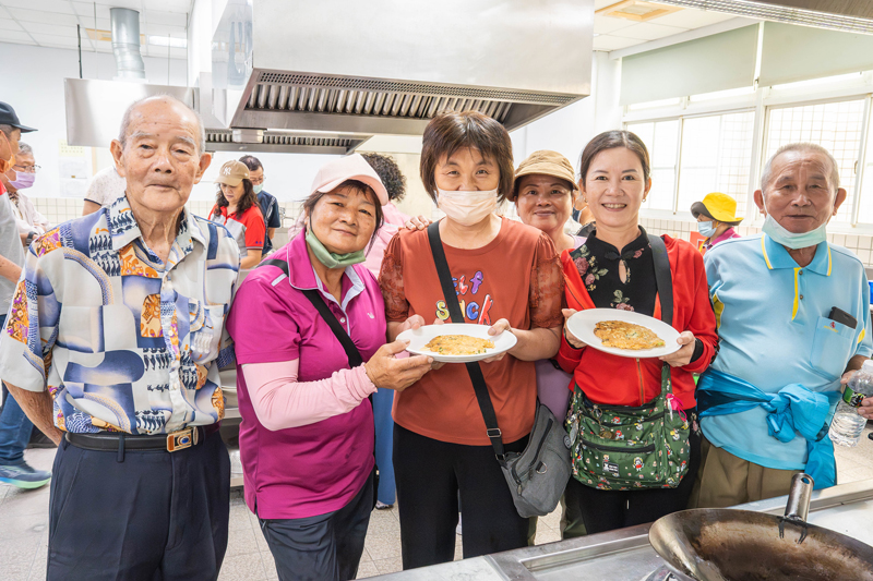 西港區長輩開心享用自己烹煮的創意料理
