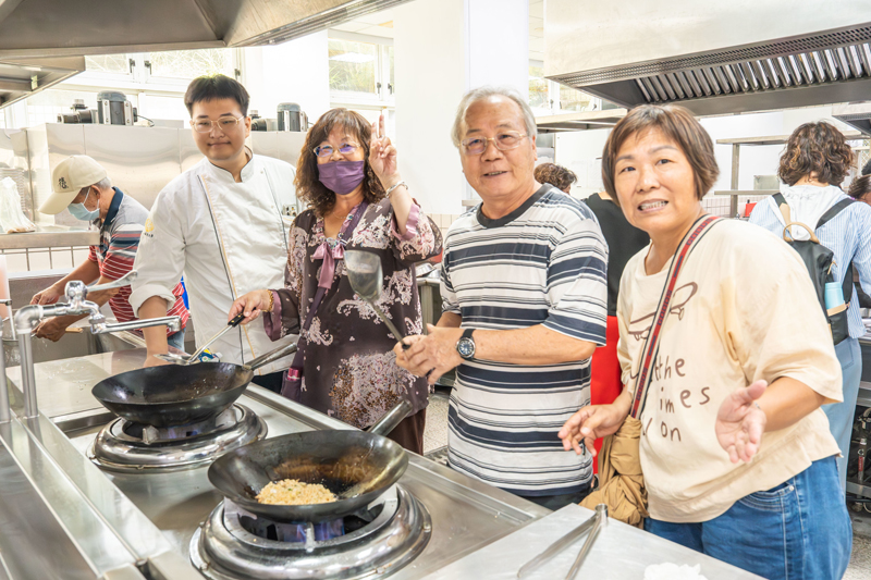 嘉藥餐旅系學生教導長輩製作創意麵煎餅