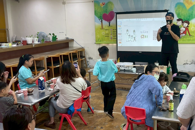 食農講師杜碩庭以生動活潑方式介紹芝麻