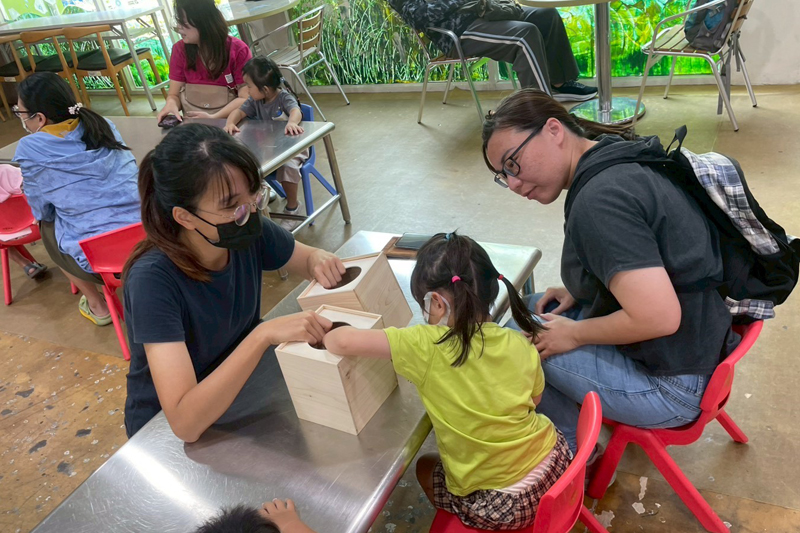 嘉藥幼保系學生用遊戲方式教導孩童認識芝麻