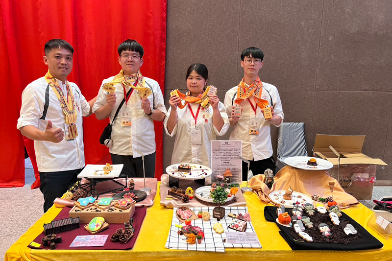 嘉藥林宇志老師、郭聖泓、林咨妤及吳岳錡(左至右)在馬來西亞比賽中大放異彩