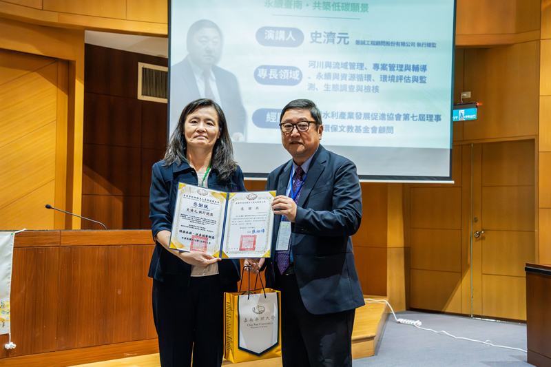 嘉藥副校長劉瑞美(左)代表致贈感謝狀，感謝與會來賓經驗分享