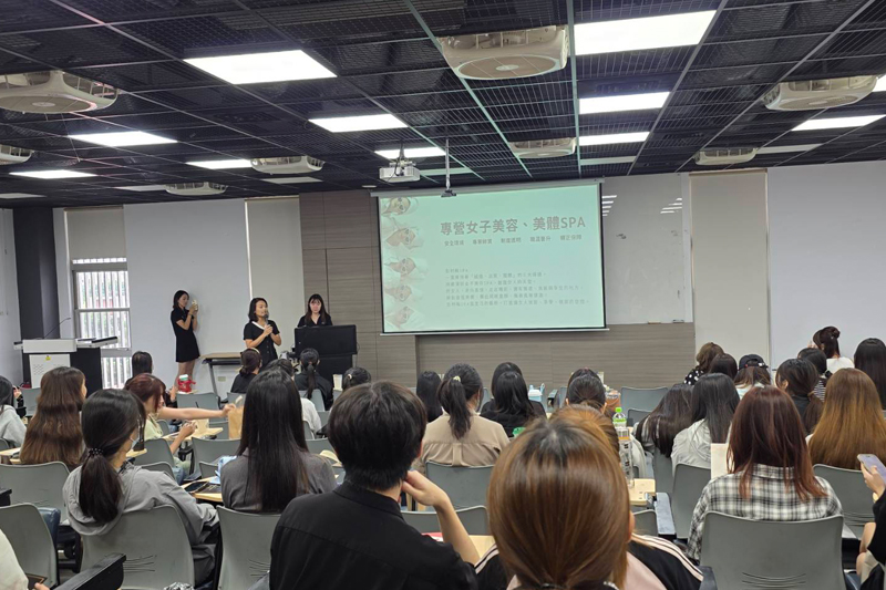 企業代表們現場分享最新產業趨勢、職場發展路徑予嘉藥師生