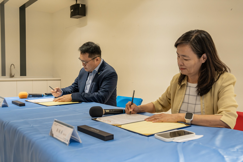 簽署儀式由副校長兼環境永續暨休閒院長劉瑞美(右)與南紡流通事業股份有限公司副總經理楊鈵彥代表簽署