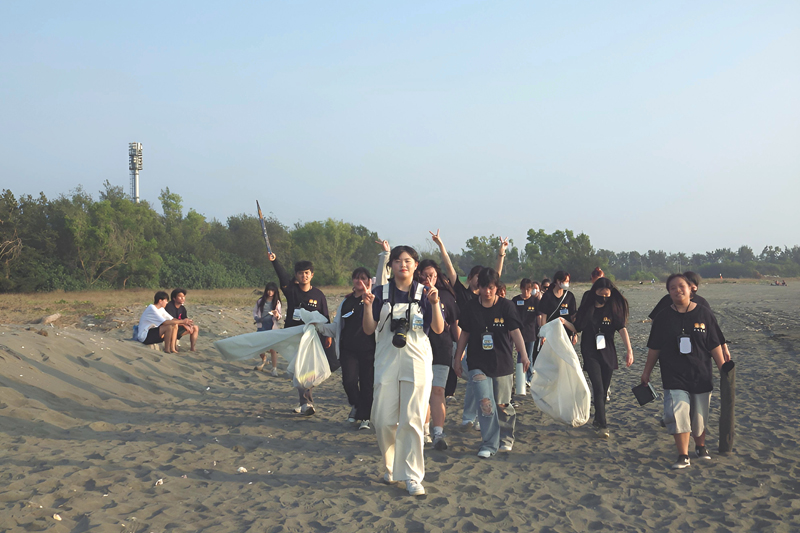 嘉藥幼保系學生以淨灘服務回饋社區生活環境