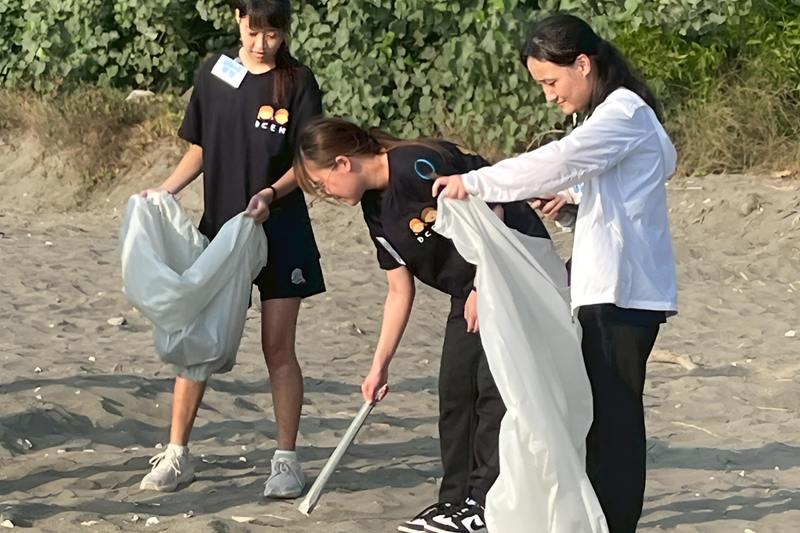 嘉藥學生撿拾海灘上的垃圾,為大自然盡心力