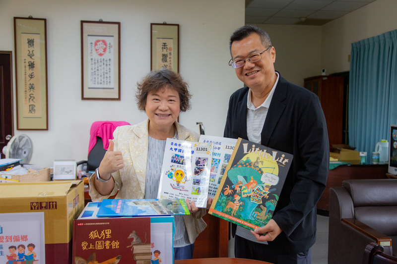 蔡玉仙校長回贈大甲國小校刊