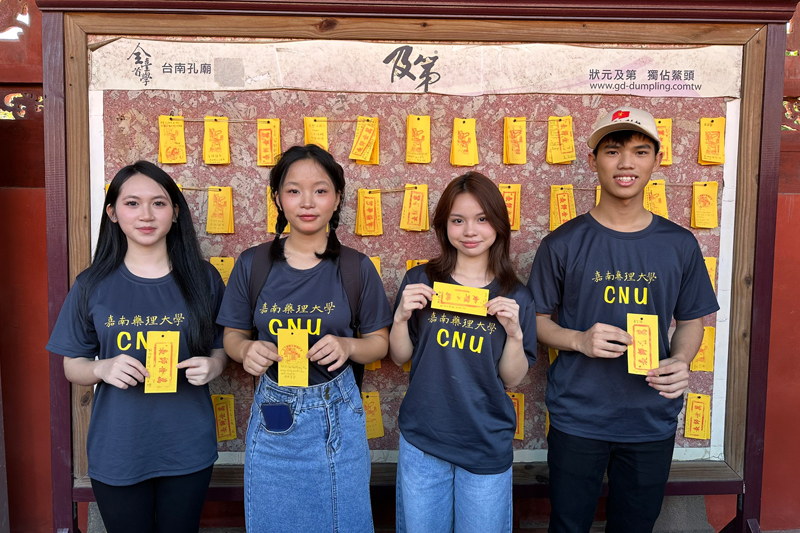 嘉藥越南國際生寫下滿滿祝福的「祈福卡」祈求在台求學期間一切順利