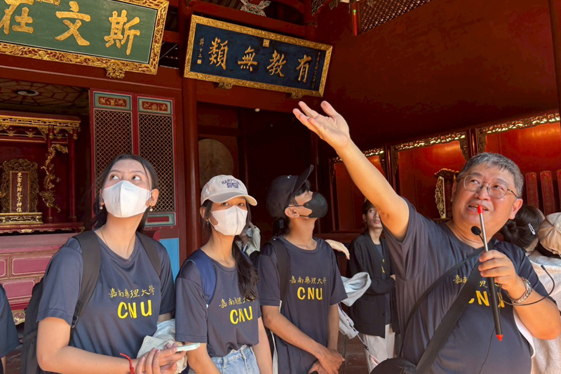 由觀光系陳信安老師擔任導覽向國際學生介紹孔廟