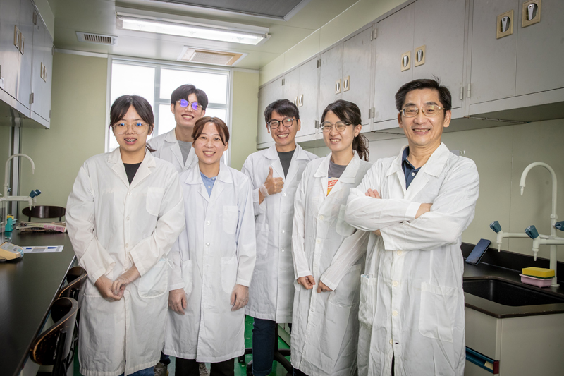 嘉藥陳師瑩教授帶領學生開發以「膳糖管家」飲食建議系統獲金牌獎