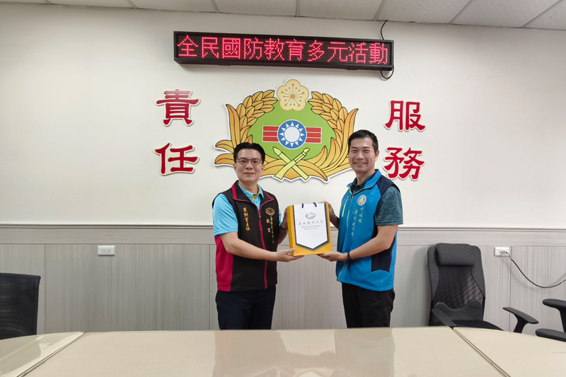 嘉藥師生與教育部雲林聯絡處交流推動全民國防教育經驗，由李柏宏主任(左)代表致贈禮品
