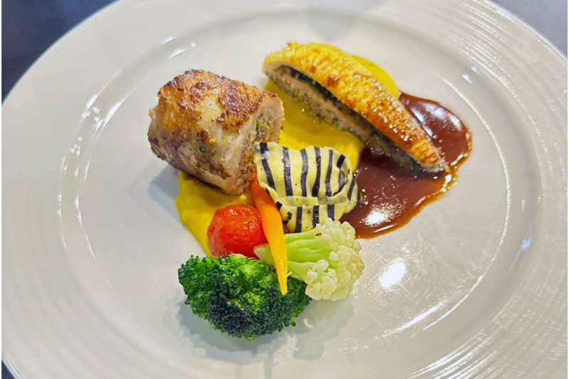 嘉藥林科任以松露搭配雞胸及雞腿做出層次豐富的口感獲銀牌獎