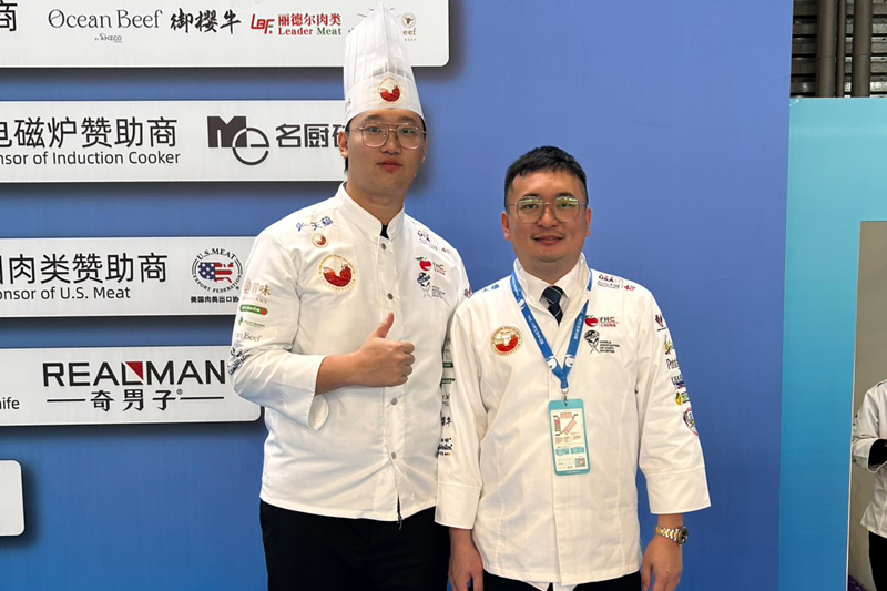 嘉藥林科任(左)感謝老師曾楷勛利用課餘時間的耐心指導