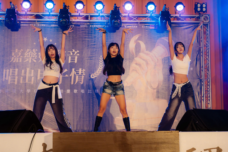 歌唱比賽在熱舞社同學勁歌熱舞下揭開序幕