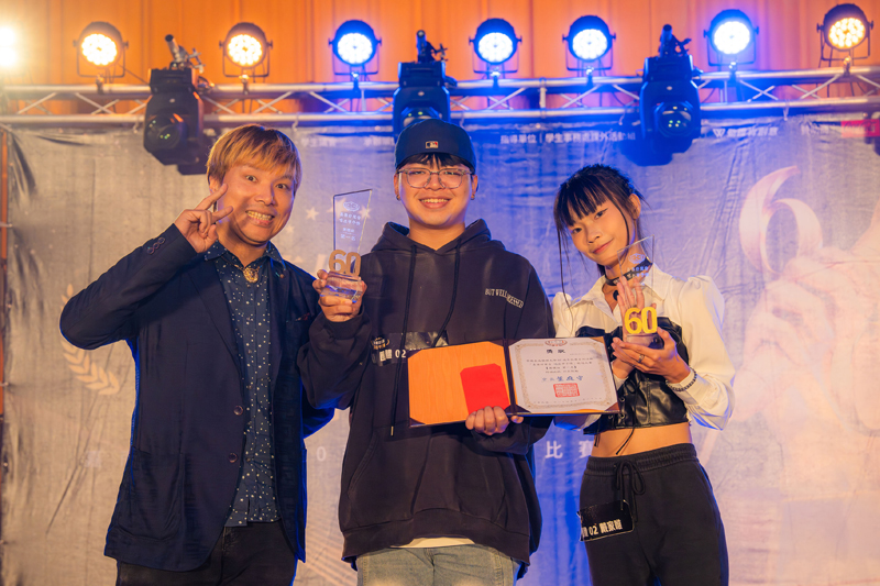 團體組由多媒體系戴家唯(右)及林侑寬取得冠軍