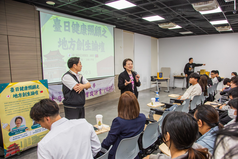 劉立凡教授與與會者討論老人照顧及課程的結合