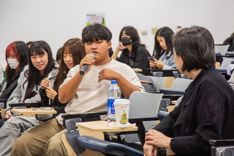 高福系同學針對高齡照顧的國家差異進行提問