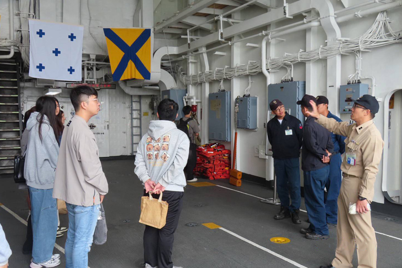 嘉藥師生透過近距離觀察艦艇裝備