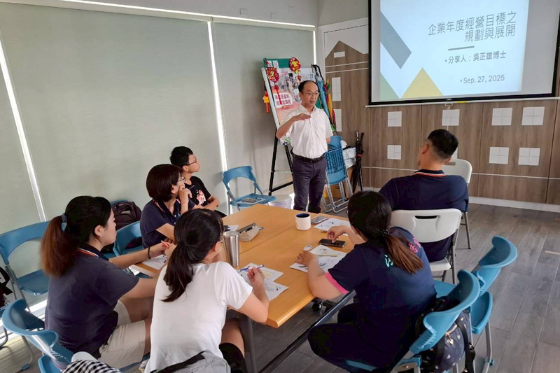 餐旅管理系助理教授吳正雄以自身專業分享餐旅業管理經驗