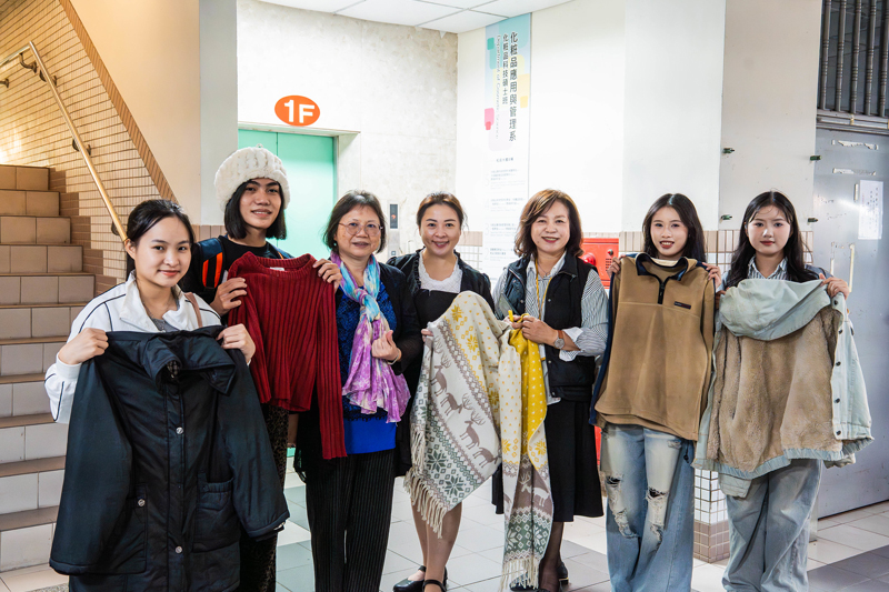 來自南越的陳都(左二)感謝粧品系師長用心照顧