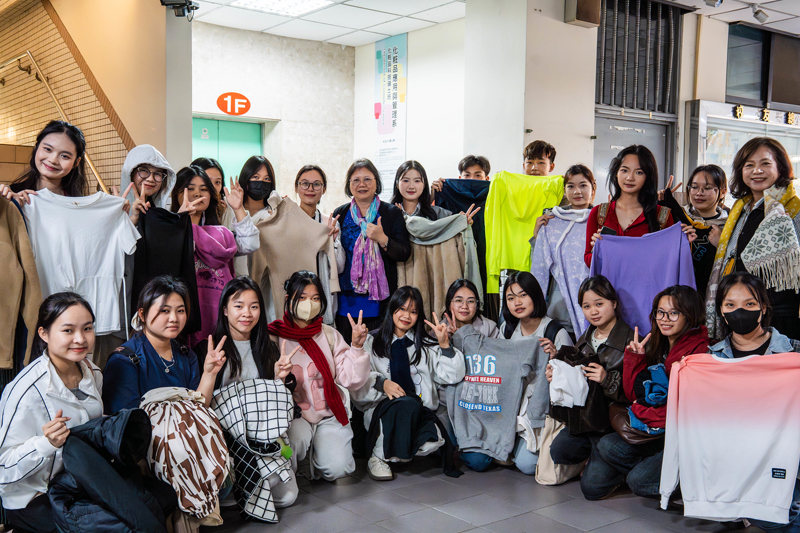 冷氣團來襲 嘉藥粧品師生送募冬衣助越生過冬