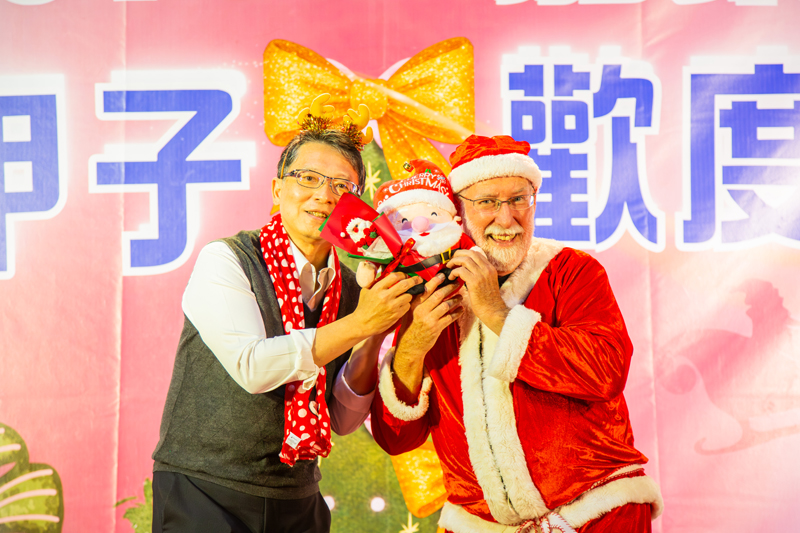 校長張翊峰感謝嘉藥「永遠的聖誕老人」Gary老師多年來的無私奉獻