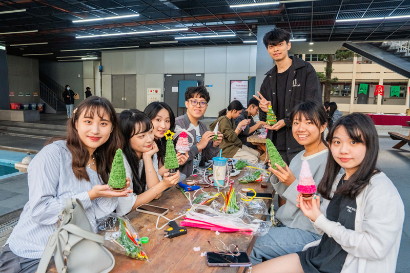 嘉藥聖誕禮讚活動讓學生們DIY 親手設計屬於自己的聖誕樹