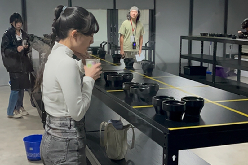 杯測比賽採取「三角測試」考驗選手嗅覺與味覺的敏銳度