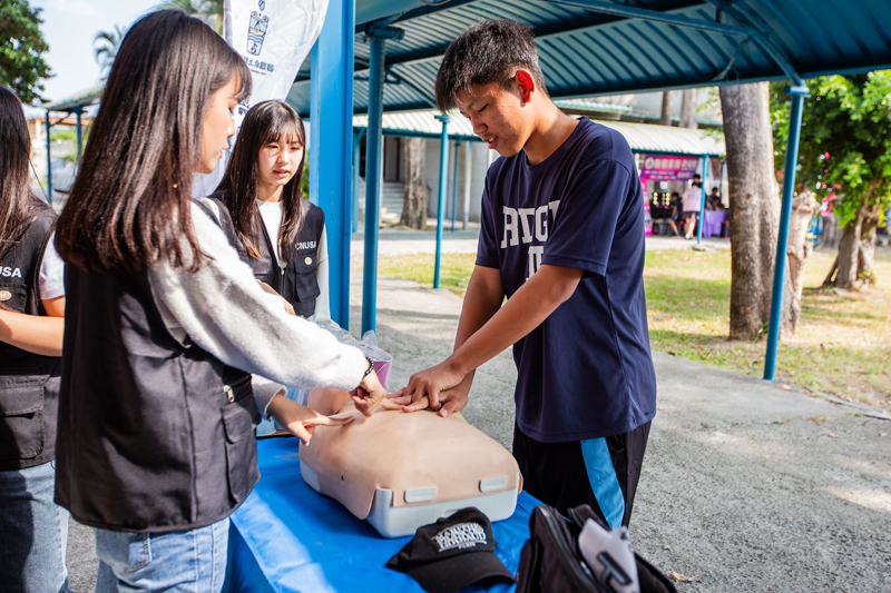 中芸國中同學在嘉藥水活社社員指導下實作CPR，正確掌握按壓位置與頻率
