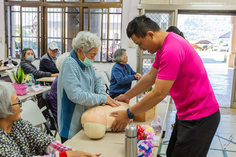 嘉藥水活社前進社區教導長輩正確的急救觀念