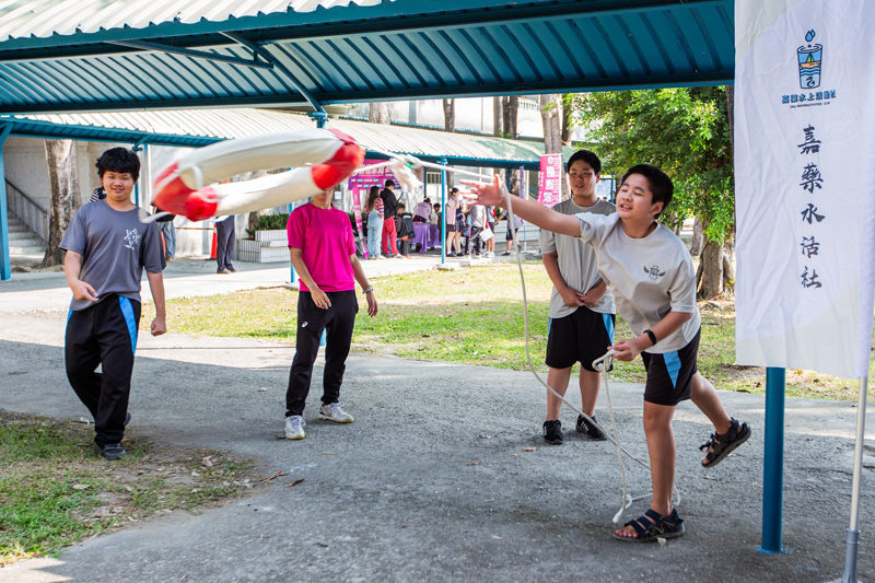 高雄中芸國中學生救生圈拋擲體驗