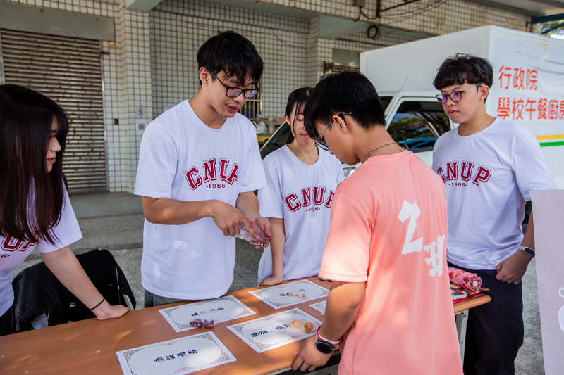 藥學系學生透過遊戲讓參與者在「玩中學、學中玩」學習正確用藥知識