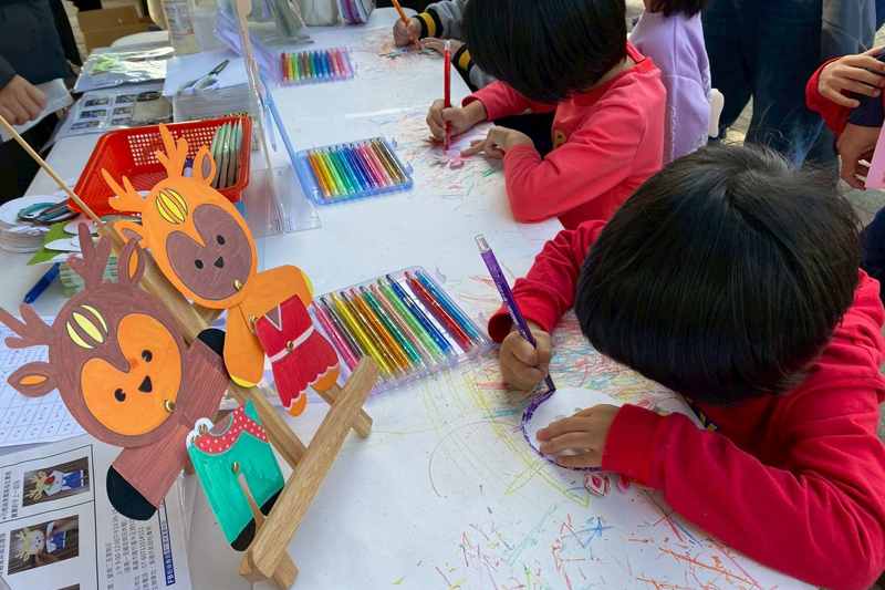 創意「鹿竹形象紙偶」吸引小朋友爭相製作