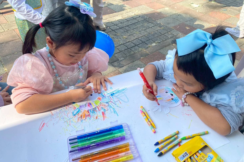 小朋友在象徵路竹地名的「鹿」與「竹」圖畫版上發揮創意塗色