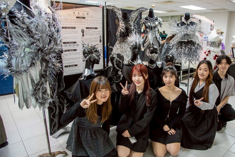 嘉藥粧品系學生畢業成果展運用3D列印技術製作出鎧甲等服裝造型所需元素